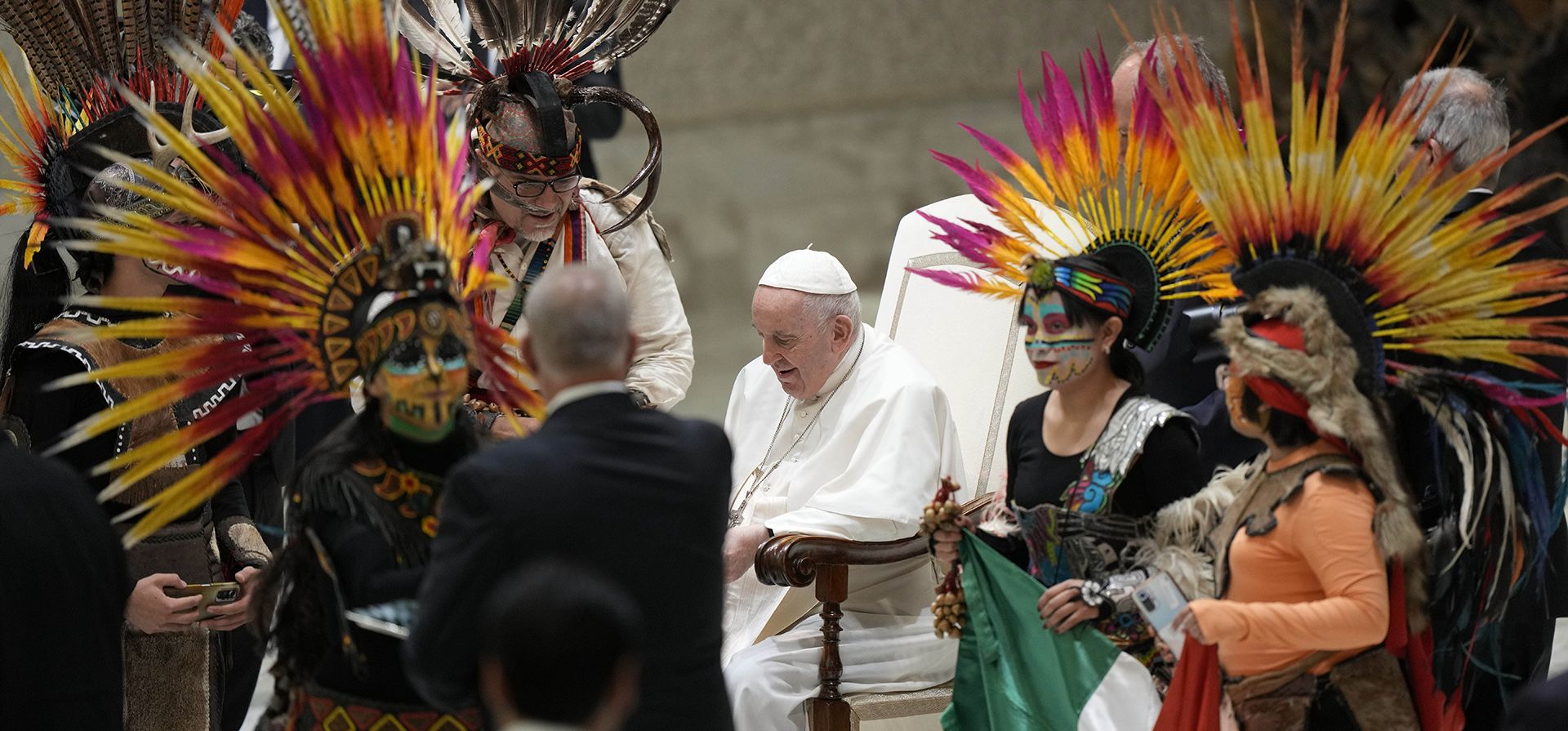 El Papa Francisco posa para una foto familiar con un grupo de peregrinos mexicanos vestidos con ropa tradicional durante la audiencia general semanal en el Vaticano, el miércoles 10 de agosto de 2022.