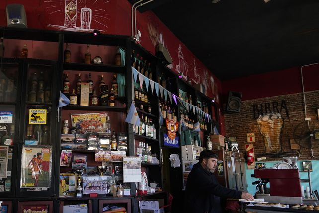 Cientos de botellas de distintas épocas se exhiben detrás del mostrador.