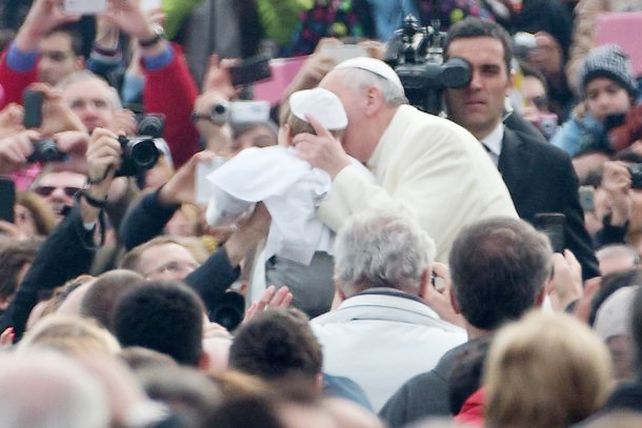 Otro gesto del Papa Francisco: besó a un nene que lo imitaba con su vestimenta