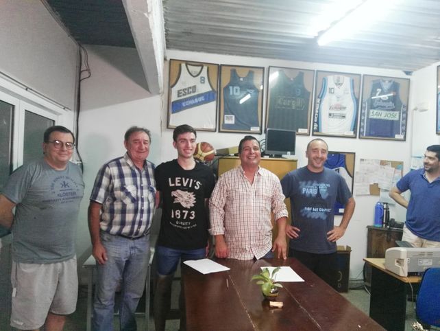 El joven jugador fue presentado por la dirigencia luego de firmar su contrato.