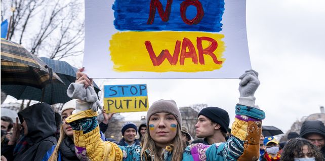 Una joven sostiene un cartel que dice No a la guerra durante una vigilia para protestar por la invasión rusa de Ucrania en Lafayette