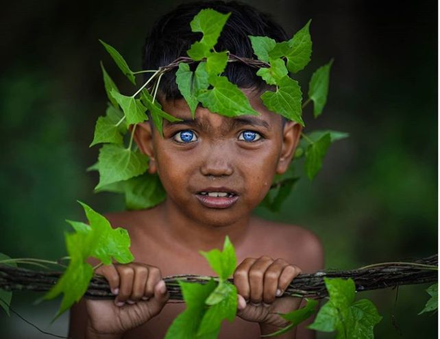 Por una mutación genética, una tribu de Indonesia sorprende por sus ojos azules