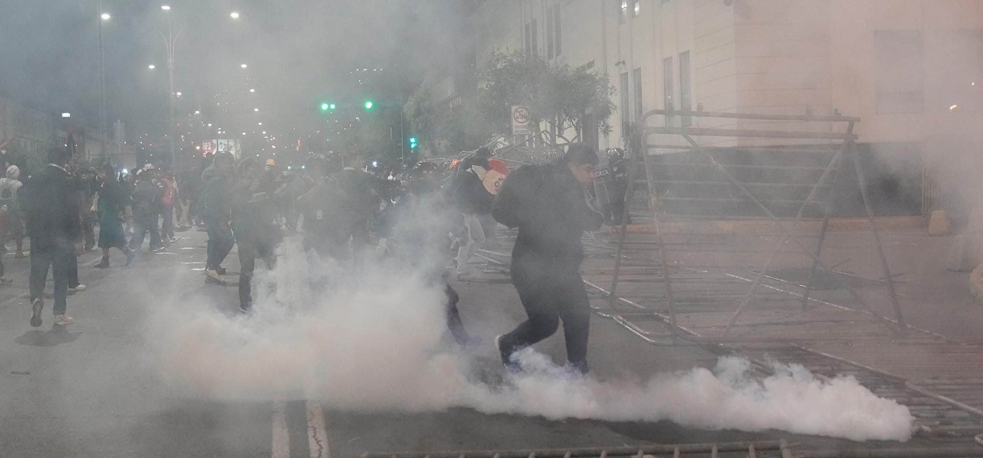 Un manifestante antigubernamental patea una bomba de gas lacrimógeno lanzada por la policía frente al Congreso durante una manifestación contra las políticas económicas y sociales de la presidenta Dina Boluarte en Lima, Perú, el domingo 28 de septiembre de 2025. (Foto AP/Martín Mejía) Un manifestante antigubernamental patea una bomba de gas lacrimógeno lanzada por la policía frente al Congreso durante una manifestación contra las políticas económicas y sociales de la presidenta Dina Boluarte en Lima, Perú, el domingo 28 de septiembre de 2025. (Foto AP/Martín Mejía)