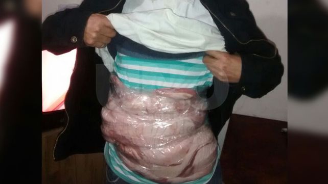 Sorprendieron a obreros del frigorífico Recreo llevándose carne adosada a sus cuerpos Sorprendieron a obreros del frigorífico Recreo llevándose carne adosada a sus cuerpos