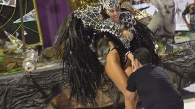 Diego Maradona se dio una vuelta por el carnaval de Corrientes y la rompió bailando