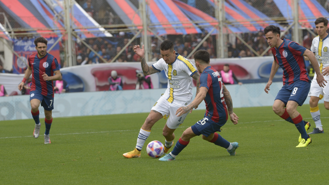 Damián Martínez intenta un avance canalla en el inicio del partido.