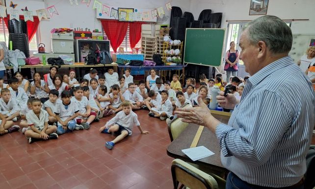 El senador Michlig y el diputado González entregaron en Huanqueros y La Clara valiosos aportes legislativos