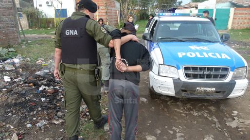 Llegó la fuerza nacional a la ciudad y hubo dos detenidos y dos armas incautadas