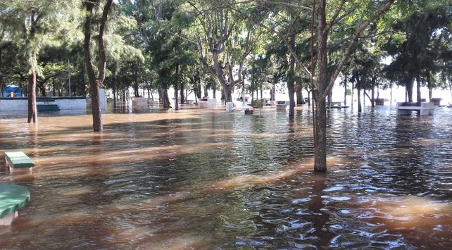 Desbordó el balneario de Laguna Paiva y hay 80 casas inundadas