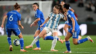 Estefanía Banini la rompió en el debut mundialista de la Selección femenina y se multiplicaron los elogios y memes.