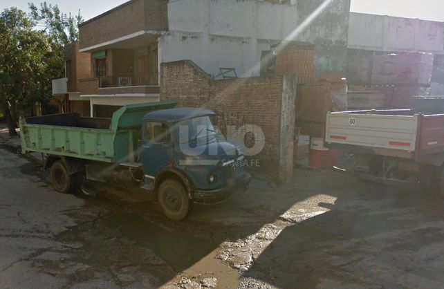 Los camiones de manera diaria estacionan sobre las veredas de vecinos. Rompen cordones