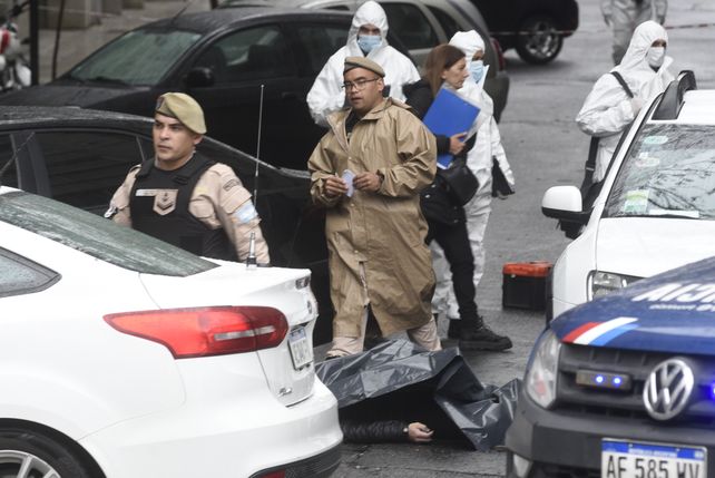 Efectivos de Prefectura y del Gabinete Criminalístico de la AIC trabajaron en la escena de la salidera trágica.