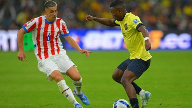 Agustín Sández observa a Alan Minda. El lateral de Central debutó y de titular en Paraguay