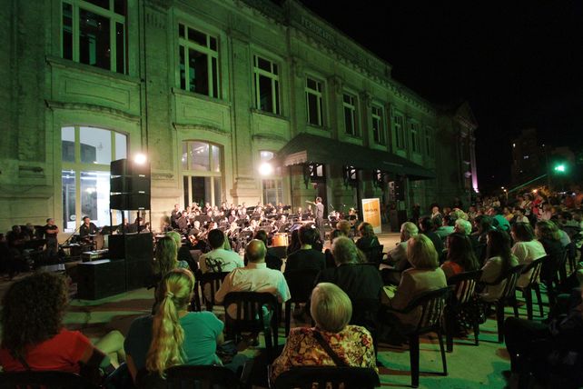 Santa Fe Sostenido comienza con Cantando a la luz de la luna