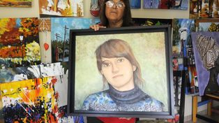 Graciela Brondino junto a la pintura de su hija Marianela.&nbsp;