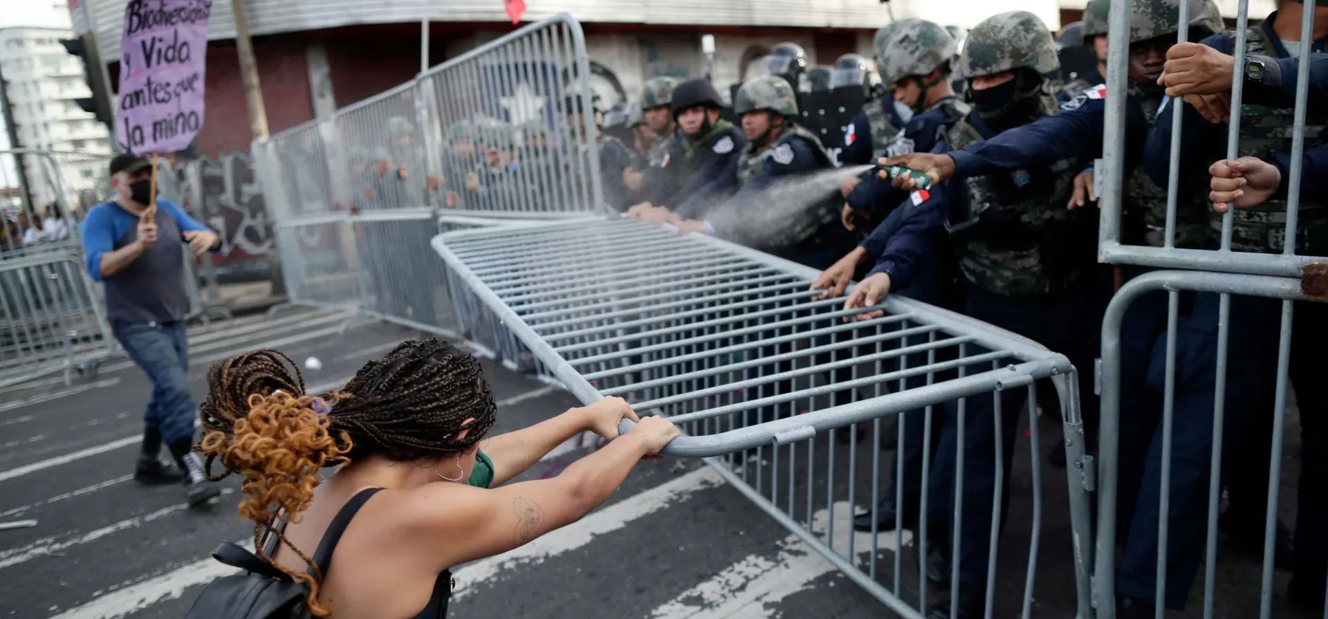 Una mujer intenta retirar una barricada policial durante una protesta contra la minería del cobre. Más de 100 personas se manifestaron contra un nuevo contrato de Minera Panamá, subsidiaria de la canadiense First Quantum Minerals, que opera la mina de cobre a cielo abierto más grande de Centroamérica, Ciudad de Panamá. Fotografía: Bienvenido Velasco/EPA Una mujer intenta retirar una barricada policial durante una protesta contra la minería del cobre. Más de 100 personas se manifestaron contra un nuevo contrato de Minera Panamá, subsidiaria de la canadiense First Quantum Minerals, que opera la mina de cobre a cielo abierto más grande de Centroamérica, Ciudad de Panamá. Fotografía: Bienvenido Velasco/EPA
