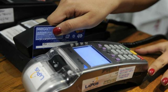 Un adolescente gastó casi $ 70 mil con tarjetas que no eran suyas y nadie le pidió DNI