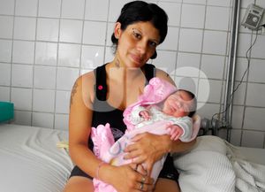 Dio a luz a su hija en el baño de la terminal