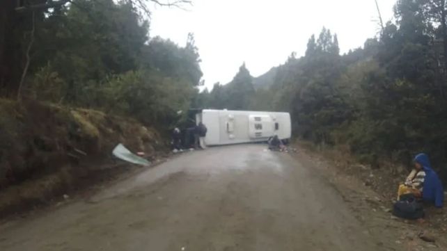 El micro volcó cerca de la localidad de Villa Traful