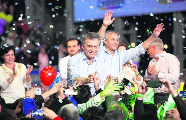 todas las manos. Macri cuestionó al kirchnerismo en el acto de cierre.