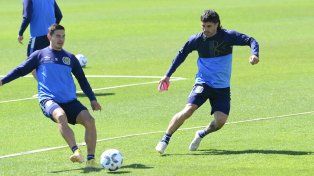 Maximiliano Lovera e Ignacio Malcorra luchan por la posesión del balón. ¿Habrá lugar para los dos el jueves?