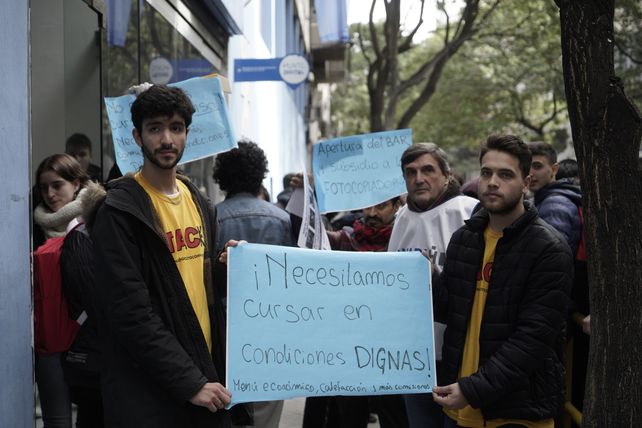 El reclamo de los chicos. Los jóvenes entregaron un petitorio a las autoridades de la facultad.