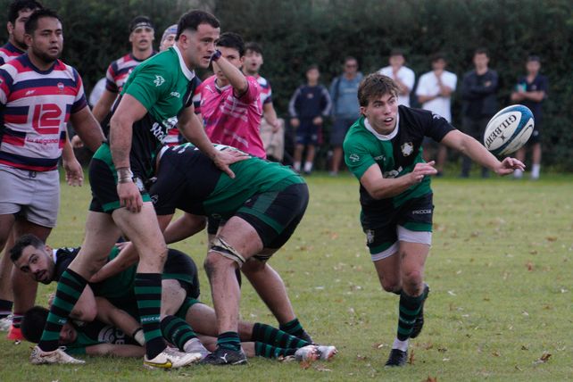 Valentín Larrazabal abre el juego ante la atenta mirada de Emiliano Boffelli.