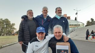 Los jugadores de sóftbol de La Industrial.