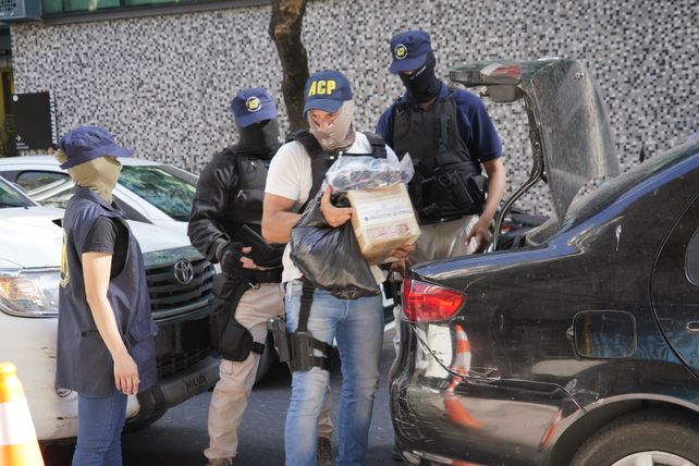 Personal de la Agencia de Control Policial (ACP) trasladan cajas con evidencias en la causa contra Bracamonte y Vergara.