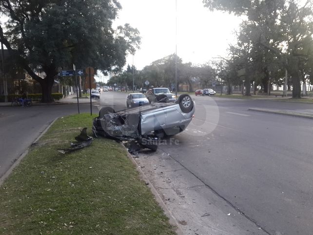Espectacular vuelco de un auto en la Costanera Oeste santafesina