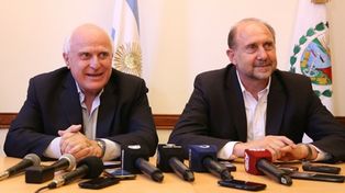 Otros tiempos. El gobernador Miguel Lifschitz y el gobernador electo Omar Perotti  sonrientes en una reciente conferencia de prensa.&nbsp;
