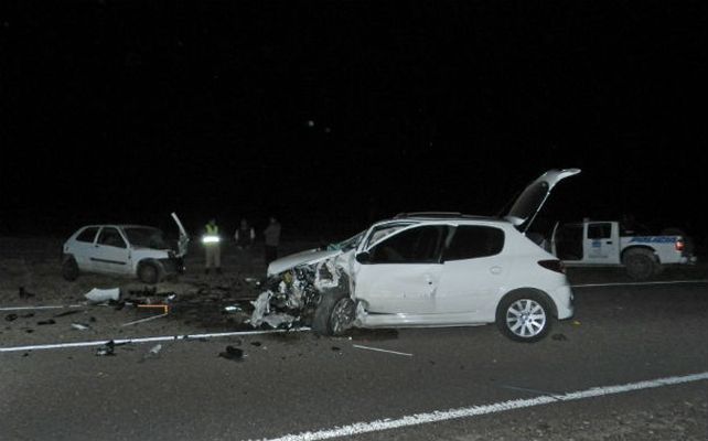 En primer plano el Peugeot 207 contra el que chocó Federico Cash