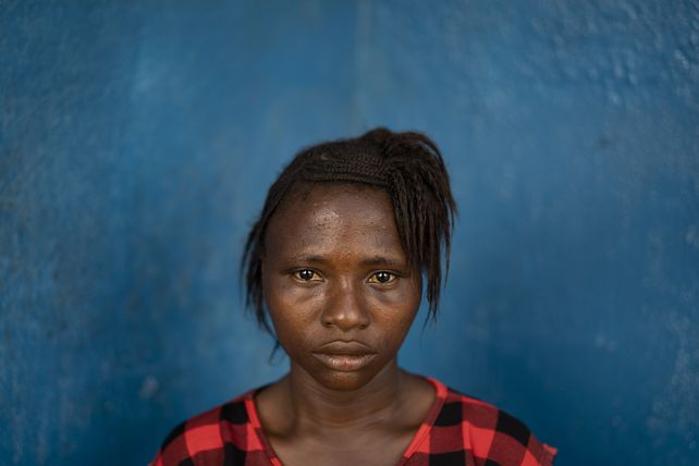 Kadiatu tiene 15 años y no sabe cuánto dinero recibió su madre por entregarla a un hombre adulto. Valía menos porque había quedado embarazada a los 12 años.