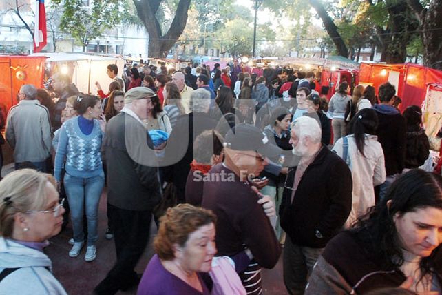 Artesanos de todo el país se reúnen en la Plaza Pueyrredón
