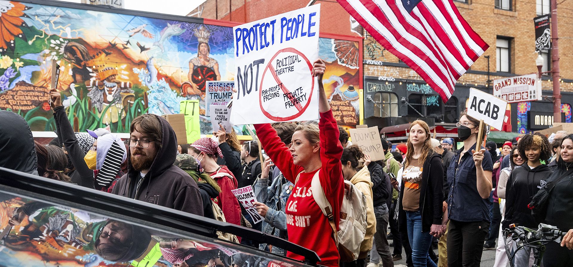 Manifestantes contra las redadas del Servicio de Inmigración y Control de Aduanas de Estados Unidos marchan por el distrito de la Misión de San Francisco el lunes 9 de junio de 2025. (Foto AP/Noah Berger) Manifestantes contra las redadas del Servicio de Inmigración y Control de Aduanas de Estados Unidos marchan por el distrito de la Misión de San Francisco el lunes 9 de junio de 2025. (Foto AP/Noah Berger)
