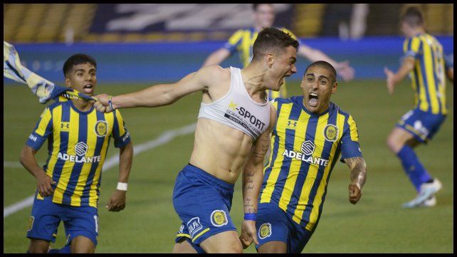 Luca Martínez Dupuy explota de algarabía con el gol del triunfo y revolea su camiseta. Lo siguen Ferreyra y Zabala.