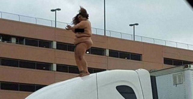 Una mujer bailó desnuda arriba de un camión y revolucionó la autopista