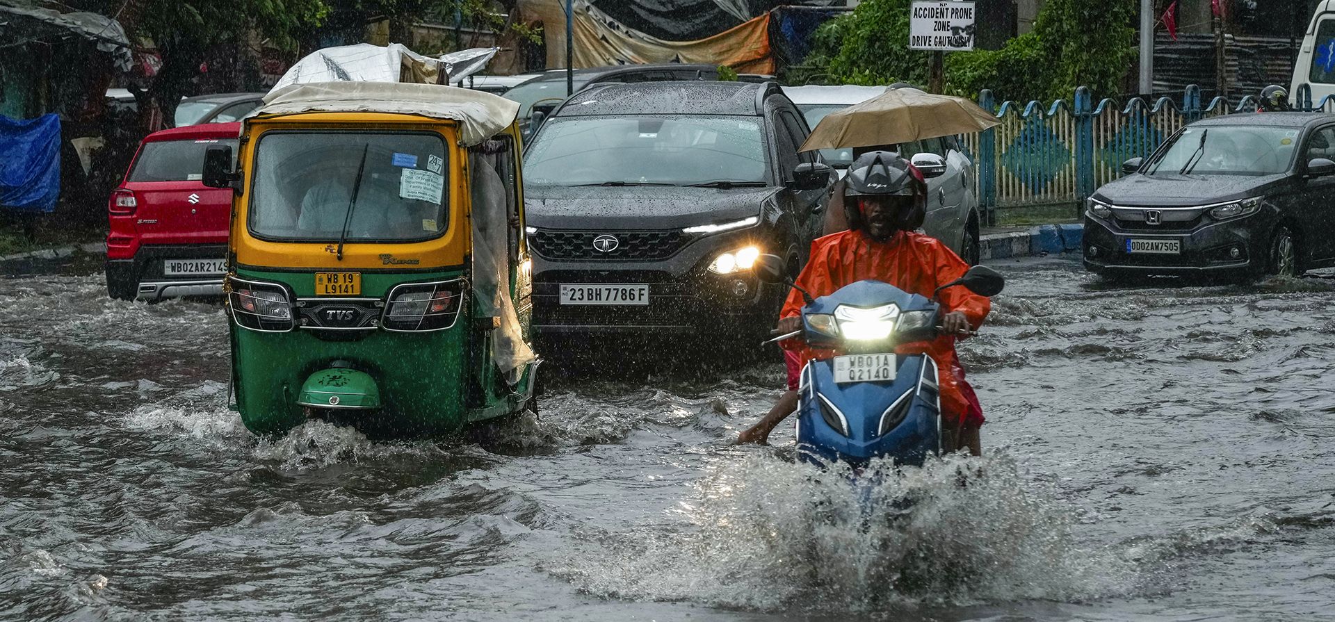 Vehículos avanzan por una calle inundada en Calcuta, India, mientras continúa la lluvia después de que el ciclón Remal tocara tierra cerca de la frontera entre Bangladesh e India, el lunes 27 de mayo de 2024. (Foto AP/Bikas Das) Vehículos avanzan por una calle inundada en Calcuta, India, mientras continúa la lluvia después de que el ciclón Remal tocara tierra cerca de la frontera entre Bangladesh e India, el lunes 27 de mayo de 2024. (Foto AP/Bikas Das)
