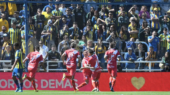 Argentinos venció a Central en Rosario por 1-0 con gol de Gabriel Carabajal.