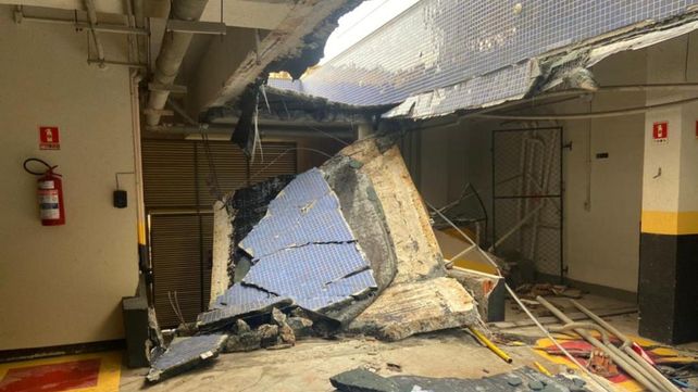 El impactante momento en que una pileta se derrumba sobre el estacionamiento de un edificio