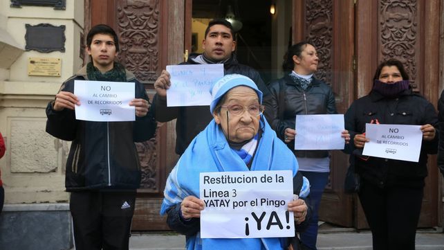 Enérgico rechazo a los nuevos recorridos de colectivos: Vecinos protestaron frente al municipio