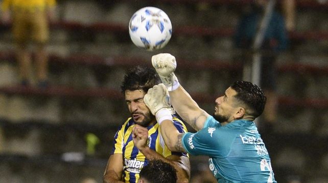 Arias le comete un claro penal a Mallo y al final del primer tiempo Central le gana a Racing con el gol de Campaz de penal.