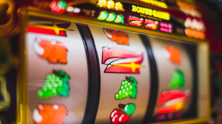 Cómo elegir una tragaperras para jugar con dinero real