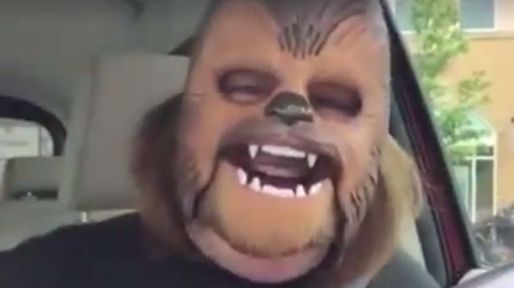 Video de risa que contagia rompe records y hace que se agote máscara de Chewbacca