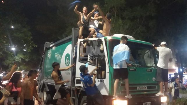 Festejaron que ganó Argentina arriba de un camión de una empresa recolectora de residuos