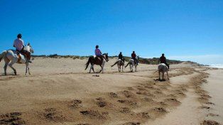 La RP11, una ruta de acantilados y playas inmensas que avanza de la mano del campo y del mar. Ideal para quienes disfrutan del turismo natural