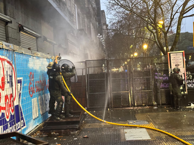 Fuerzas de seguridad se enfrentan con los manifestantes en el marco de la protesta contra la ley de inviolabilidad de la propiedad privada.