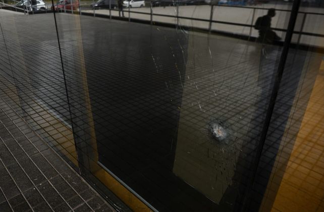 Uno de los impactos sobre el frente del Centro de Justicia Penal. El ataque fue alrededor de las 23.30 de este miércoles.&nbsp;