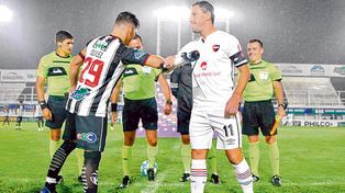 Codo a codo con la lepra. Maxi Rodr&iacute;guez, en el &uacute;ltimo encuentro del equipo rojinegro, en Santiago del Estero.