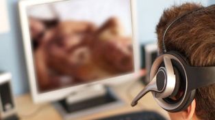 Ver mucho porno reduce la materia gris en partes del cerebro